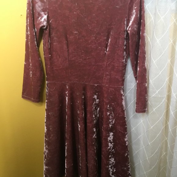 Backless crushed velvet dress - Picture 2 of 3